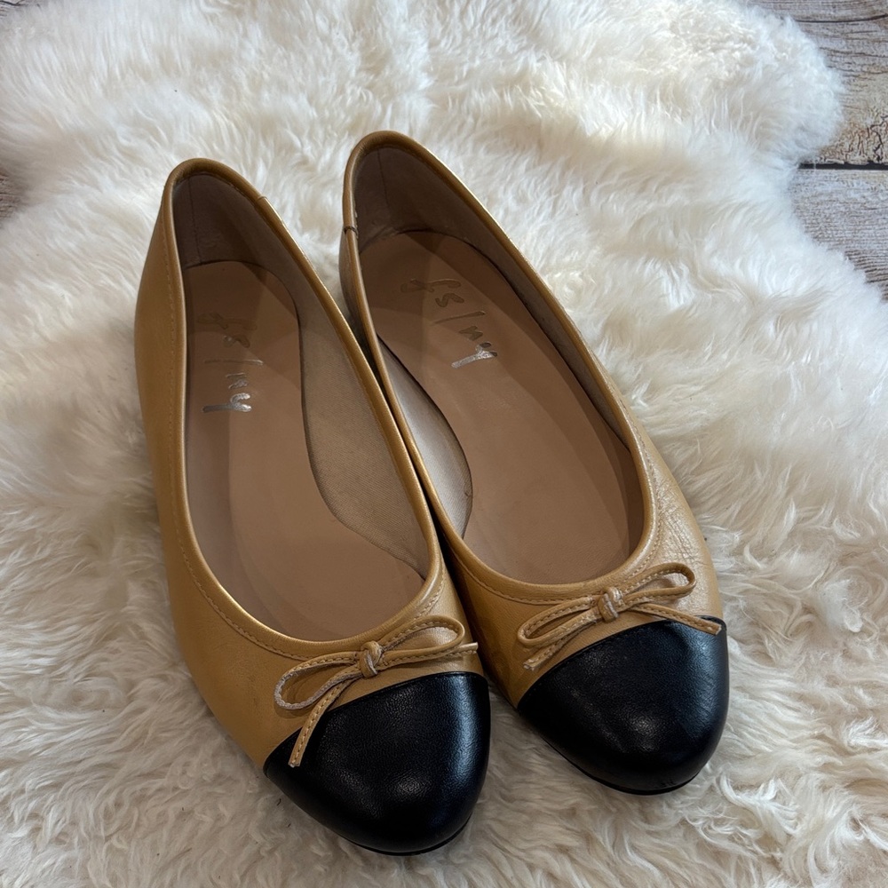 French Sole Two-Tone Tan and Black Cap-Toe Ballet Flats